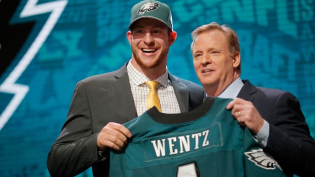 carson-wentz-signs-rookie-contract-eagles.jpg